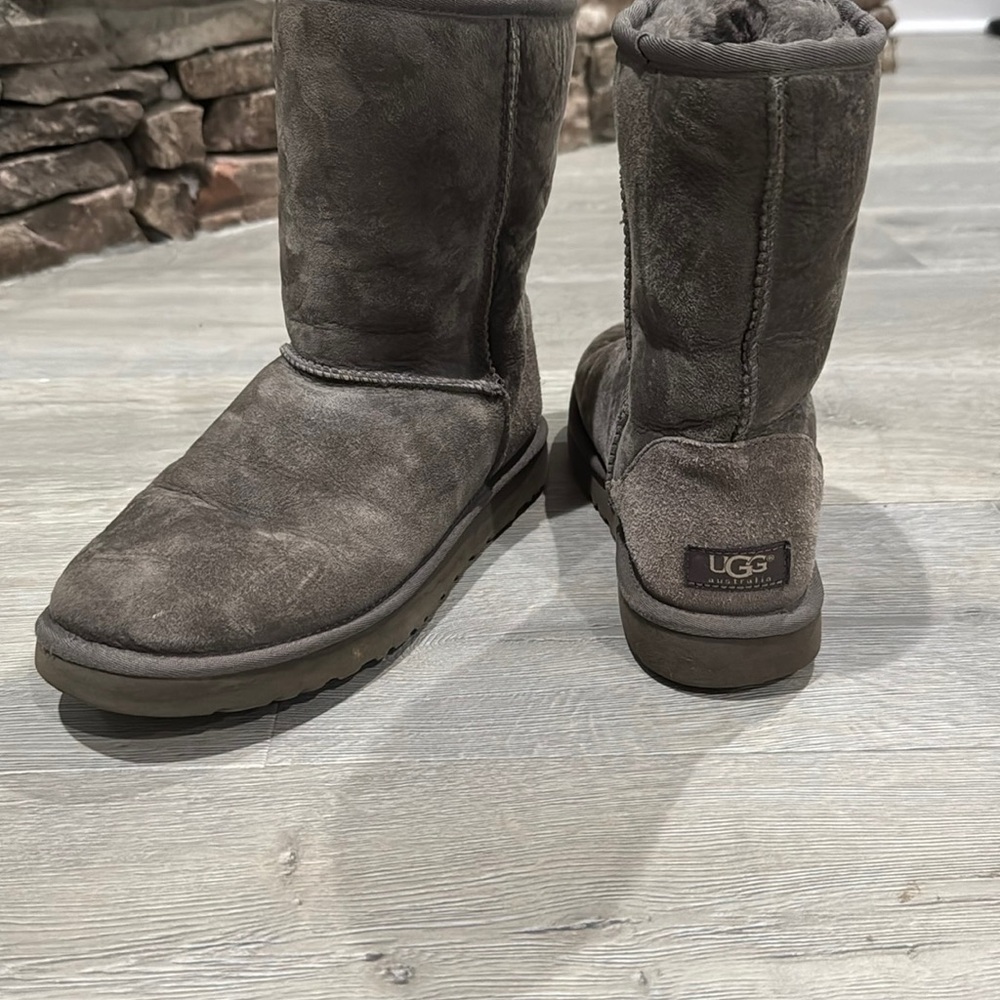 UGG Classic Short II Boot for Women, Size 10 - Grey